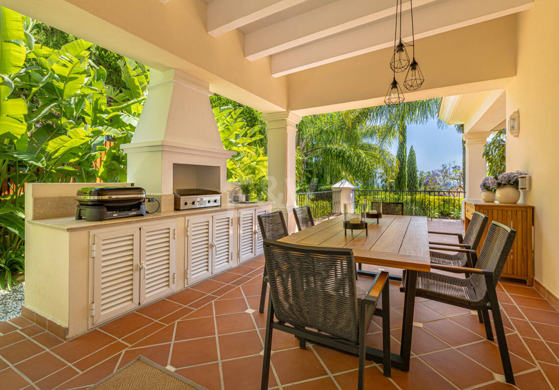 Luxurious Timeless Residence with Panoramic Sea Views in Los Flamingos