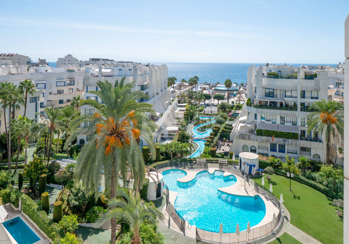 Ático impresionante con piscina en la azotea, a pocos momentos de la playa y del casco antiguo de Marbella