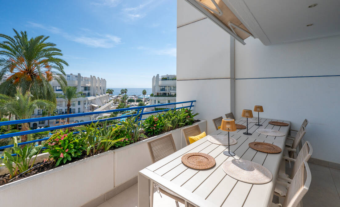 Ubicado en la urbanización Marbella House, a pocos minutos de la playa, este excepcional ático combina lujo contemporáneo, privacidad, amplias...