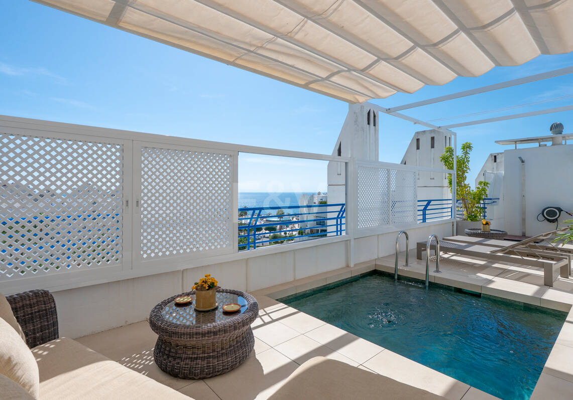 Ático impresionante con piscina en la azotea, a pocos momentos de la playa y del casco antiguo de Marbella