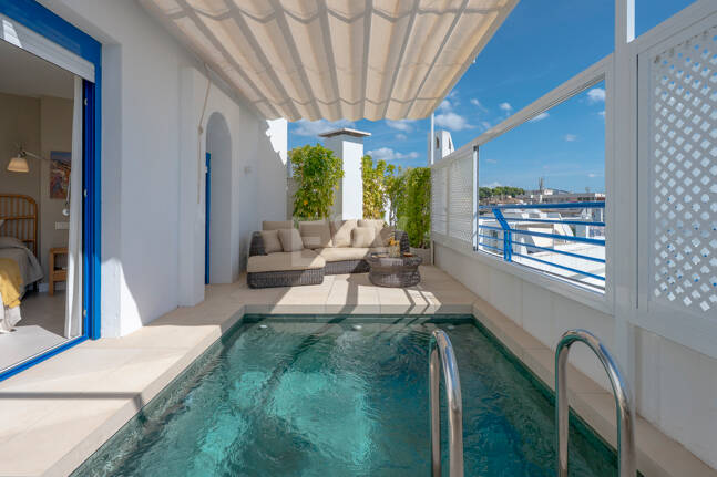 Ático impresionante con piscina en la azotea, a pocos momentos de la playa y del casco antiguo de Marbella