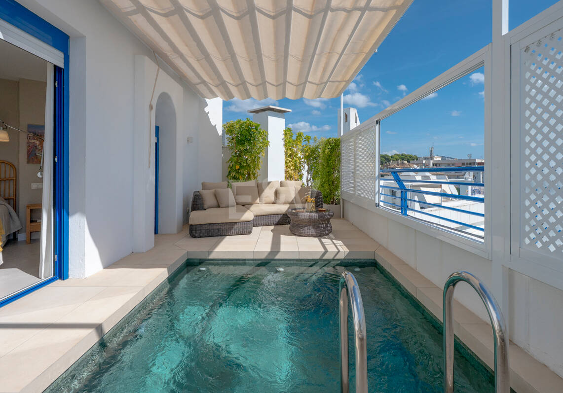 Ático impresionante con piscina en la azotea, a pocos momentos de la playa y del casco antiguo de Marbella