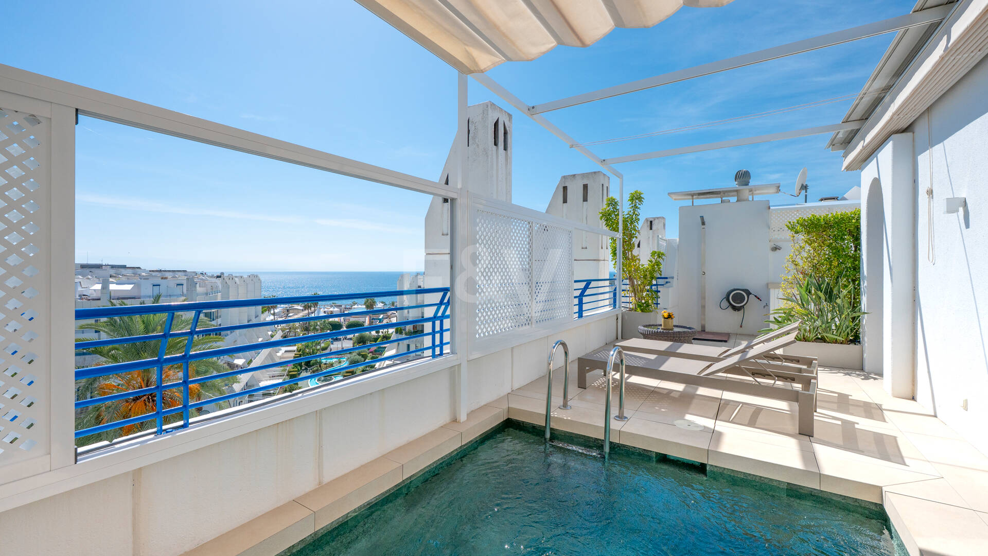 Ático impresionante con piscina en la azotea, a pocos momentos de la playa y del casco antiguo de Marbella