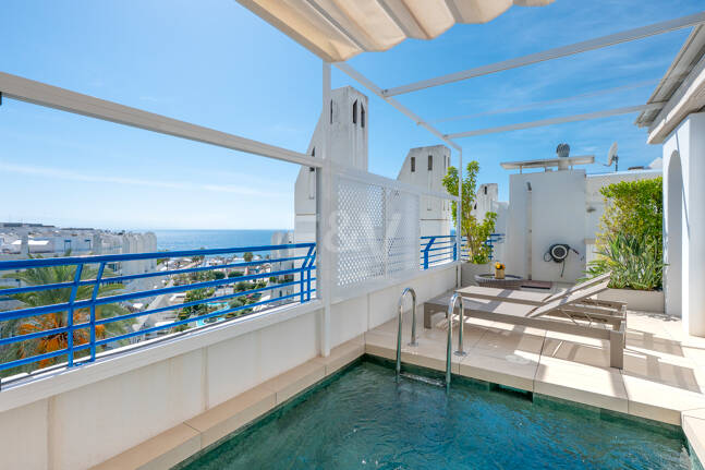 Ático impresionante con piscina en la azotea, a pocos momentos de la playa y del casco antiguo de Marbella