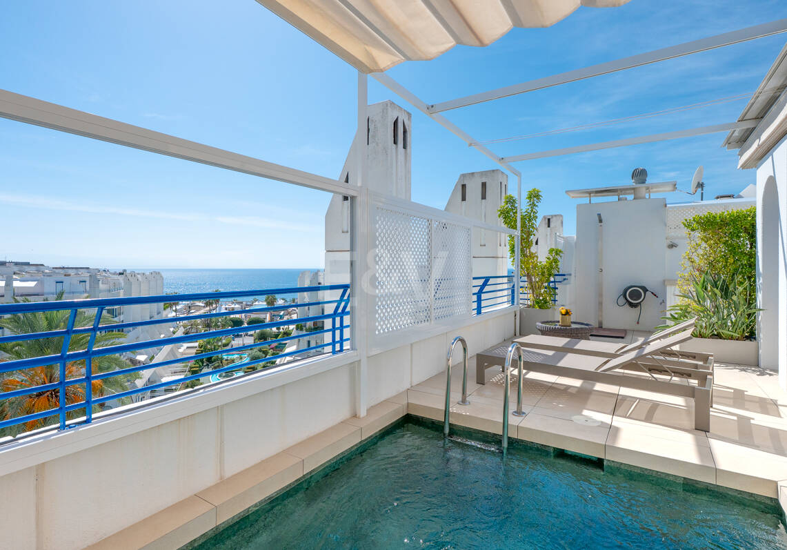 Ático impresionante con piscina en la azotea, a pocos momentos de la playa y del casco antiguo de Marbella