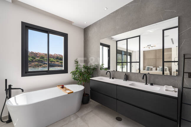 Villa Andrea - Chef-d'œuvre contemporain en première ligne de golf à Santa Maria Golf, Elviria