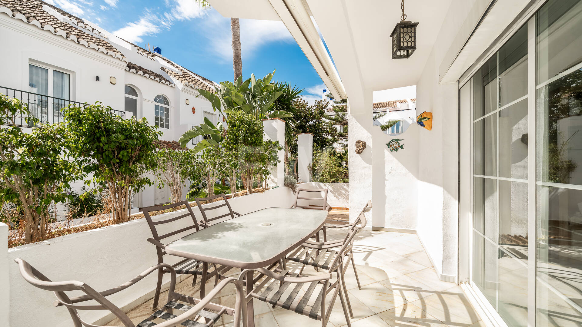 Amplia casa adosada en esquina con potencial de inversión en Arco Iris, Milla de Oro de Marbella
