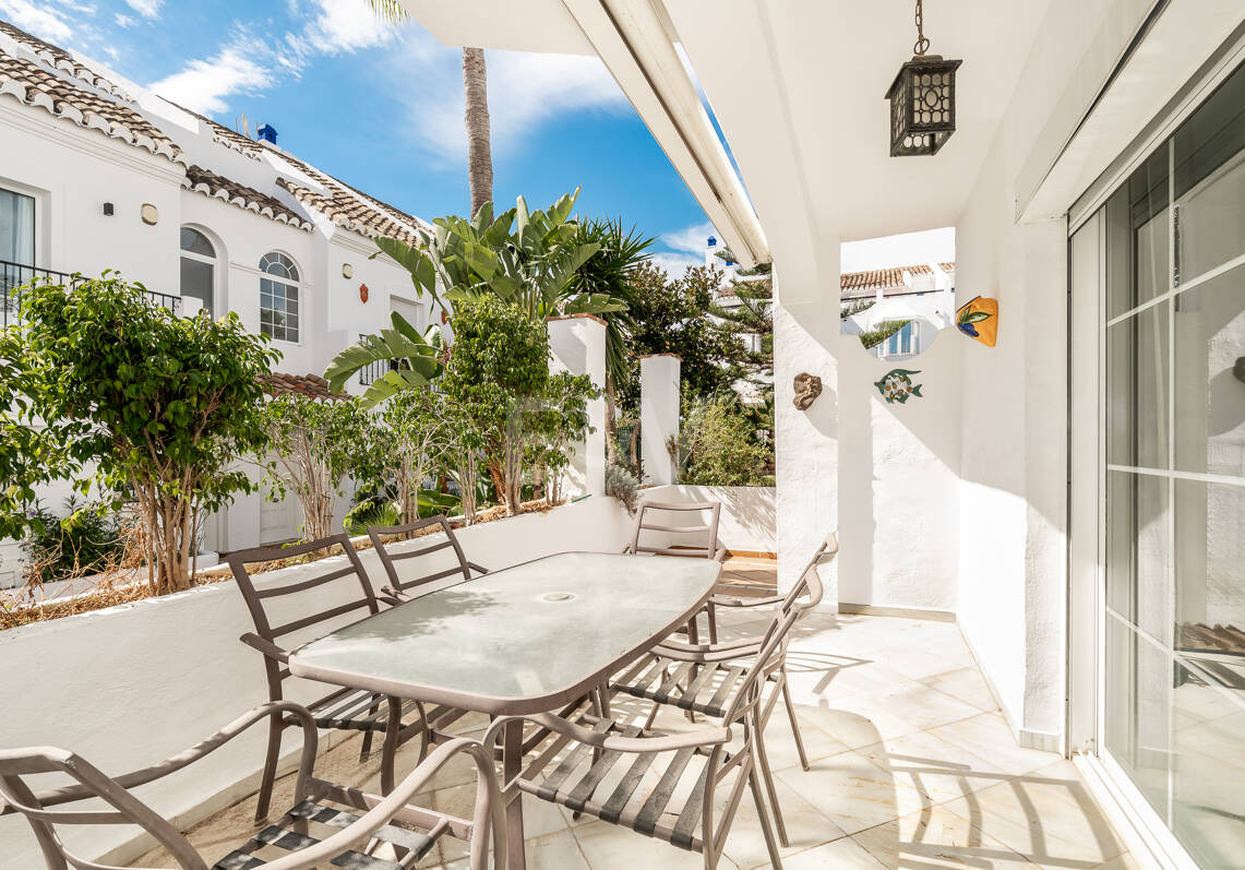 Amplia casa adosada en esquina con potencial de inversión en Arco Iris, Milla de Oro de Marbella