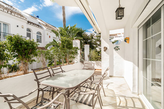 Amplia casa adosada en esquina con potencial de inversión en Arco Iris, Milla de Oro de Marbella