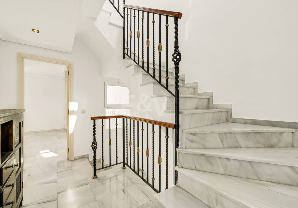 Amplia casa adosada en esquina con potencial de inversión en Arco Iris, Milla de Oro de Marbella