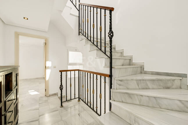 Amplia casa adosada en esquina con potencial de inversión en Arco Iris, Milla de Oro de Marbella