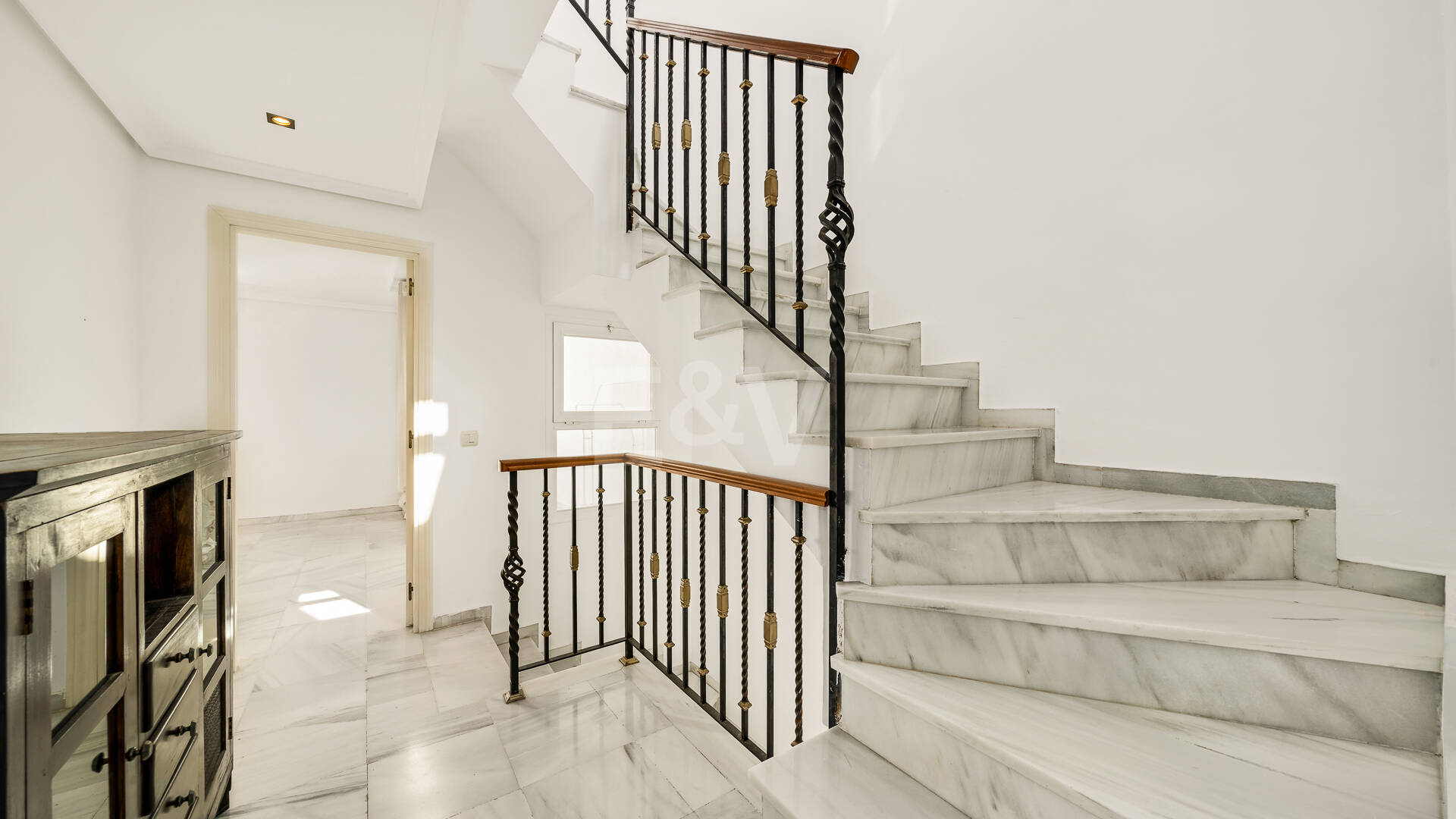 Amplia casa adosada en esquina con potencial de inversión en Arco Iris, Milla de Oro de Marbella