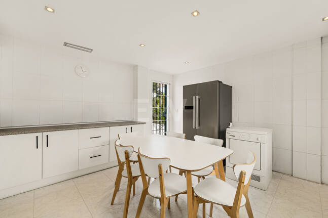 Amplia casa adosada en esquina con potencial de inversión en Arco Iris, Milla de Oro de Marbella