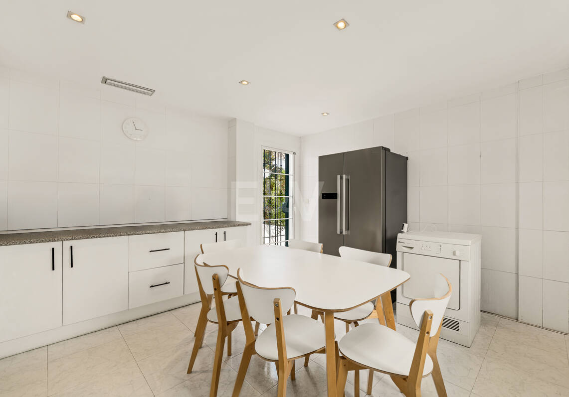 Amplia casa adosada en esquina con potencial de inversión en Arco Iris, Milla de Oro de Marbella