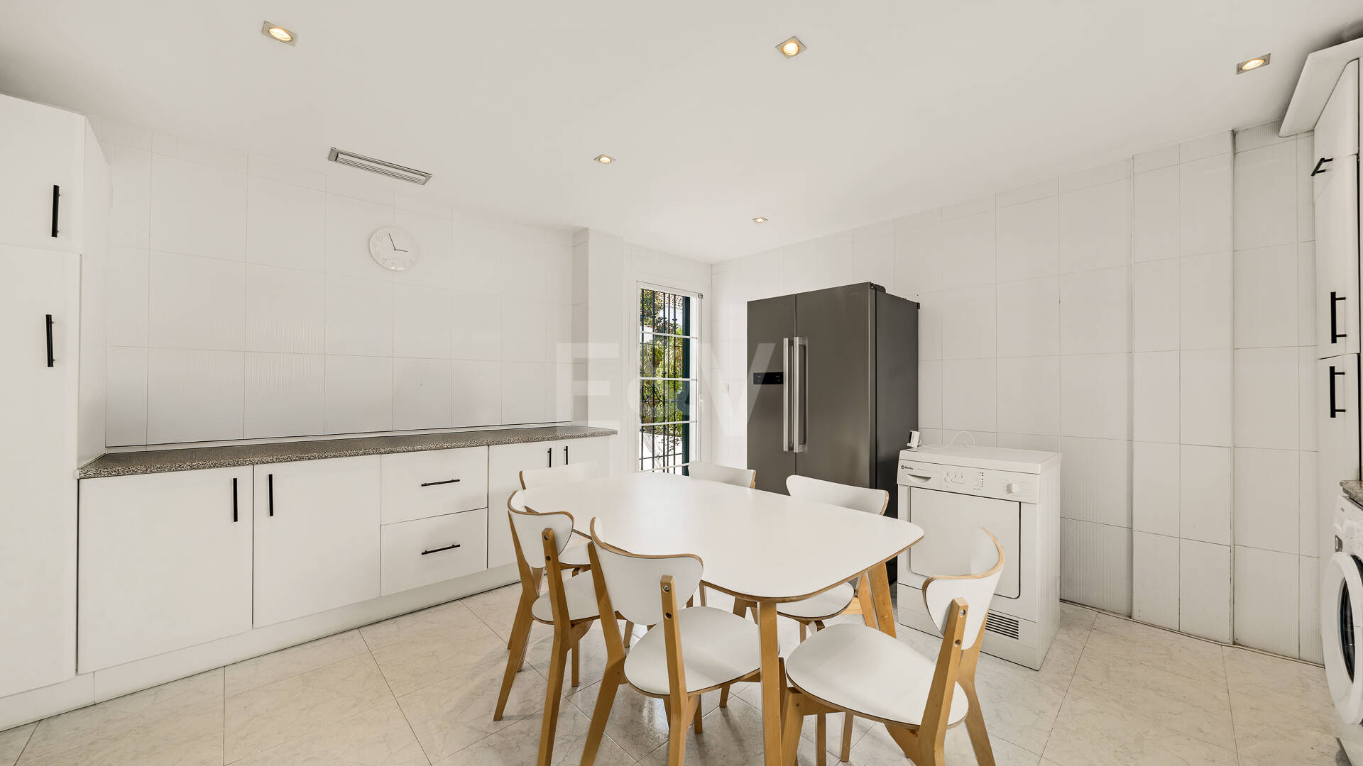 Amplia casa adosada en esquina con potencial de inversión en Arco Iris, Milla de Oro de Marbella