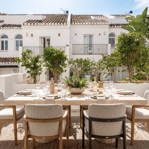 Amplia casa adosada en esquina con potencial de inversión en Arco Iris, Milla de Oro de Marbella