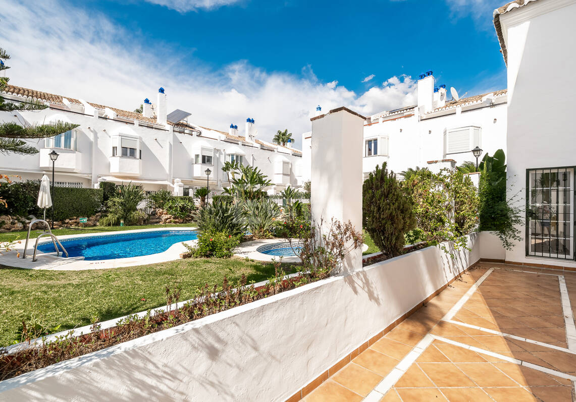 Amplia casa adosada en esquina con potencial de inversión en Arco Iris, Milla de Oro de Marbella