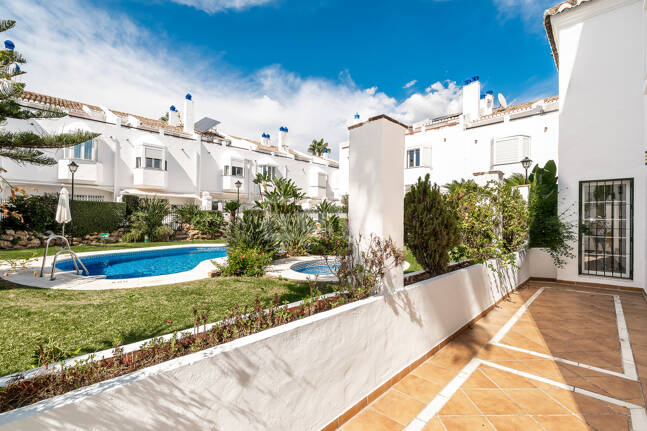 Amplia casa adosada en esquina con potencial de inversión en Arco Iris, Milla de Oro de Marbella