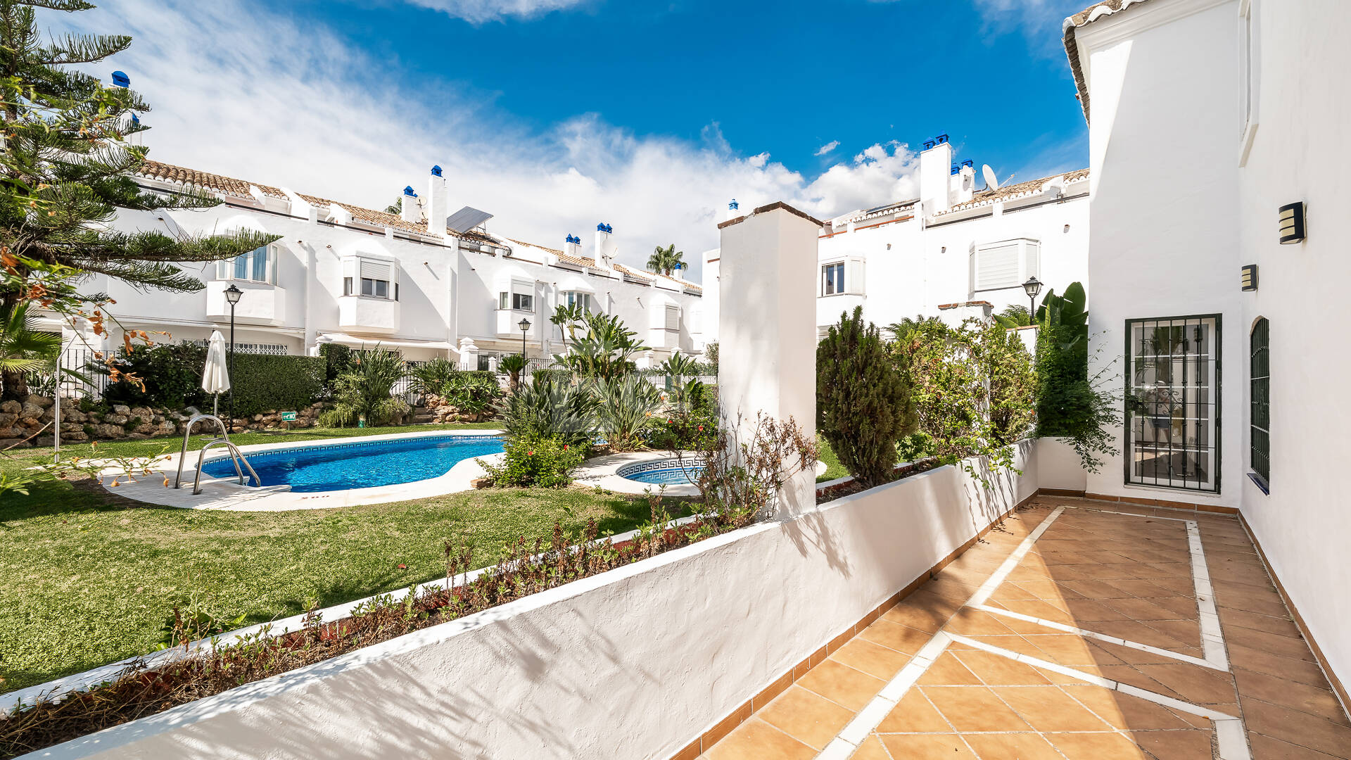 Amplia casa adosada en esquina con potencial de inversión en Arco Iris, Milla de Oro de Marbella