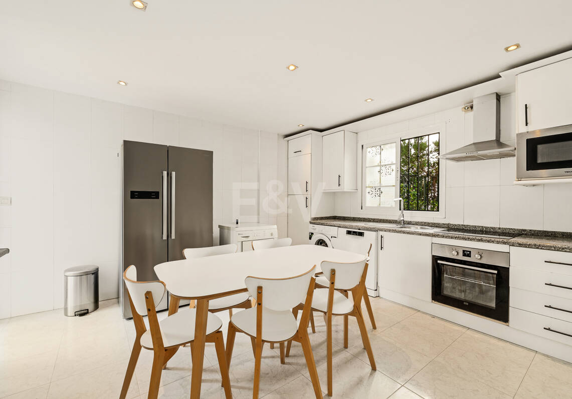 Amplia casa adosada en esquina con potencial de inversión en Arco Iris, Milla de Oro de Marbella