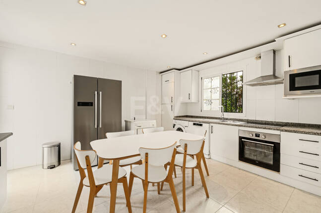 Amplia casa adosada en esquina con potencial de inversión en Arco Iris, Milla de Oro de Marbella