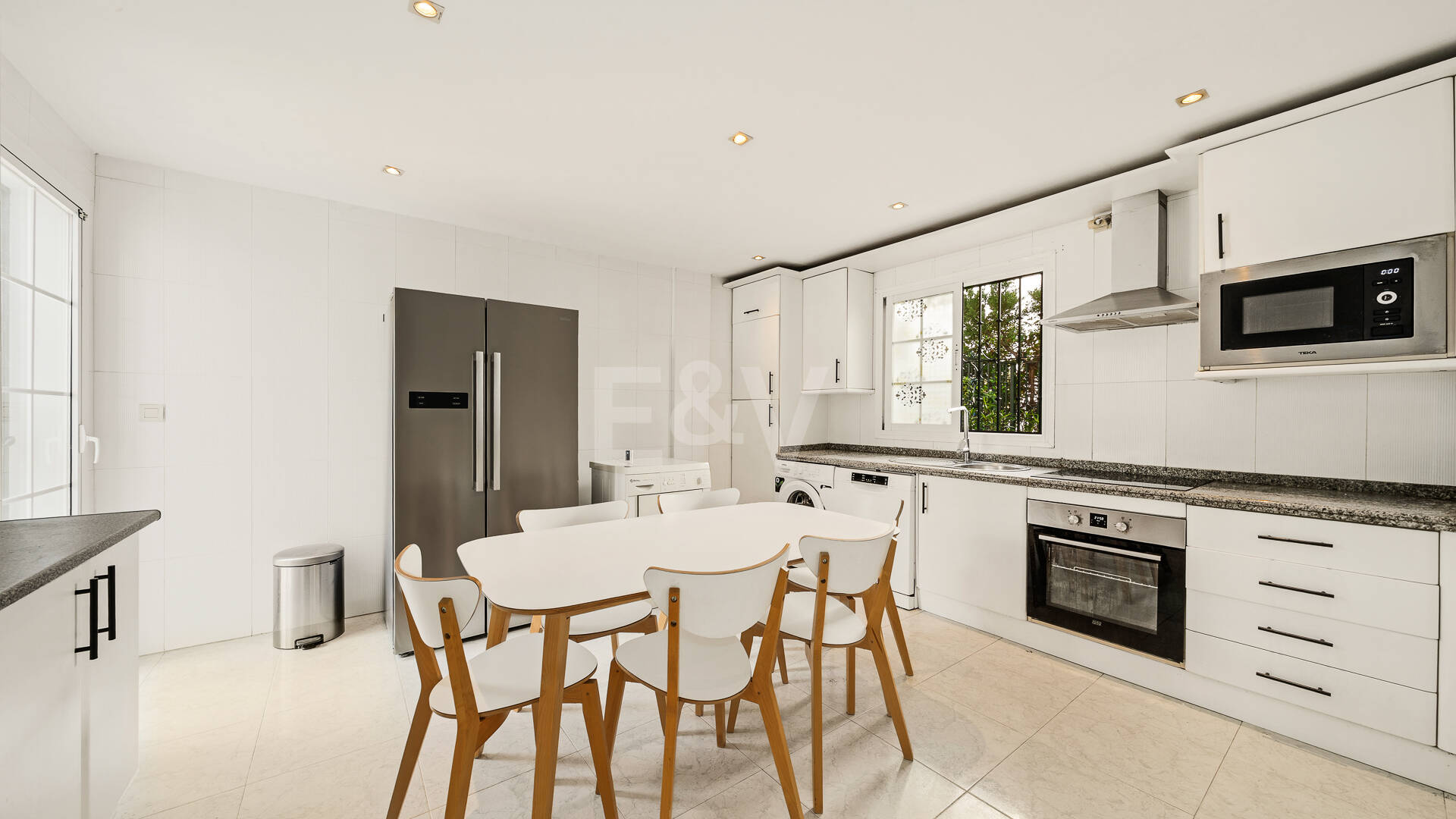 Amplia casa adosada en esquina con potencial de inversión en Arco Iris, Milla de Oro de Marbella