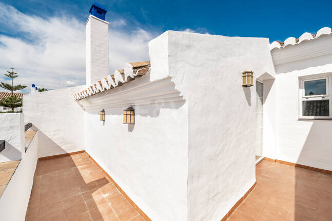 Amplia casa adosada en esquina con potencial de inversión en Arco Iris, Milla de Oro de Marbella