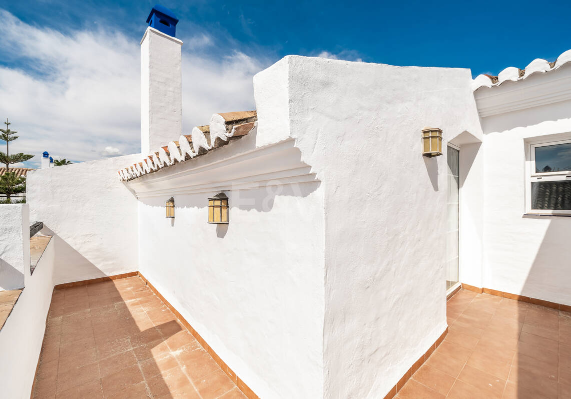 Amplia casa adosada en esquina con potencial de inversión en Arco Iris, Milla de Oro de Marbella
