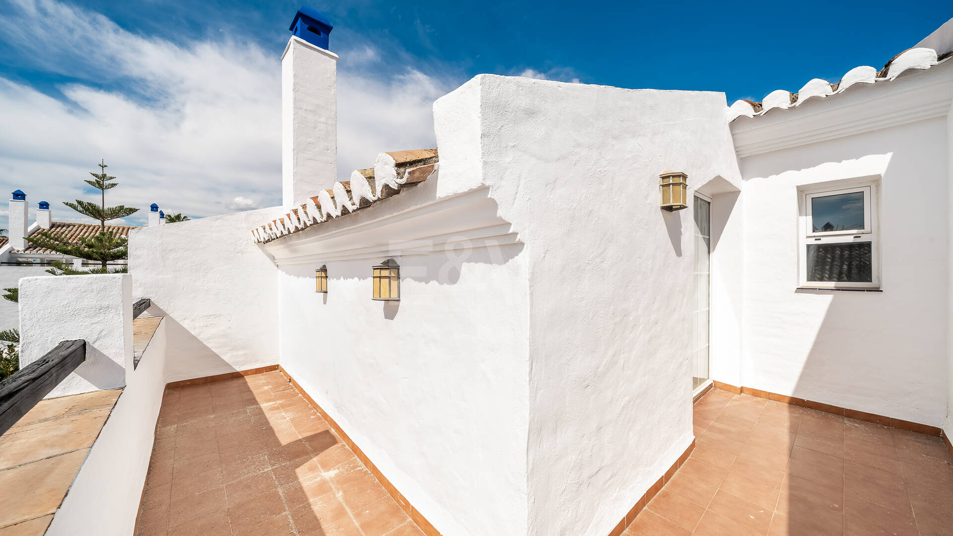 Amplia casa adosada en esquina con potencial de inversión en Arco Iris, Milla de Oro de Marbella