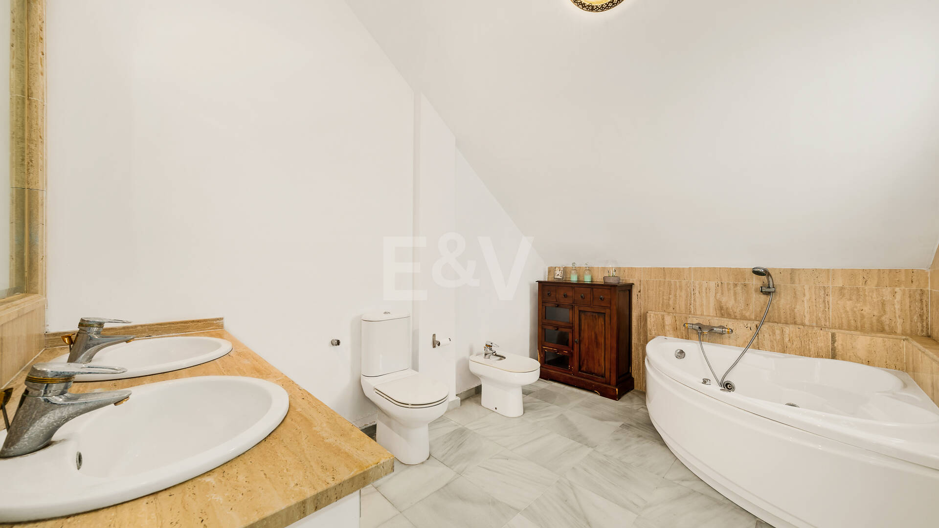 Amplia casa adosada en esquina con potencial de inversión en Arco Iris, Milla de Oro de Marbella
