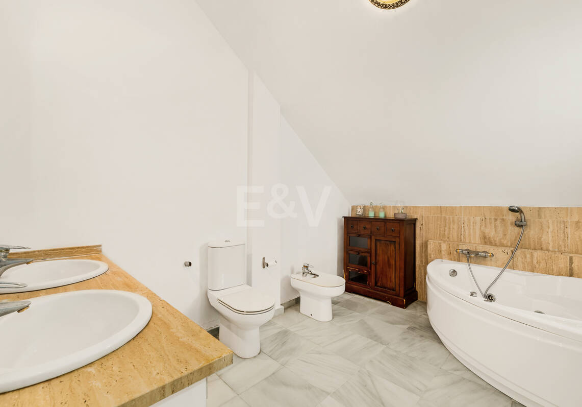 Amplia casa adosada en esquina con potencial de inversión en Arco Iris, Milla de Oro de Marbella