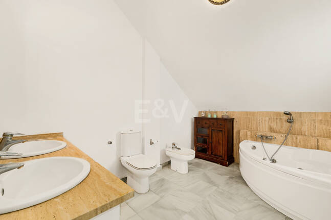 Amplia casa adosada en esquina con potencial de inversión en Arco Iris, Milla de Oro de Marbella