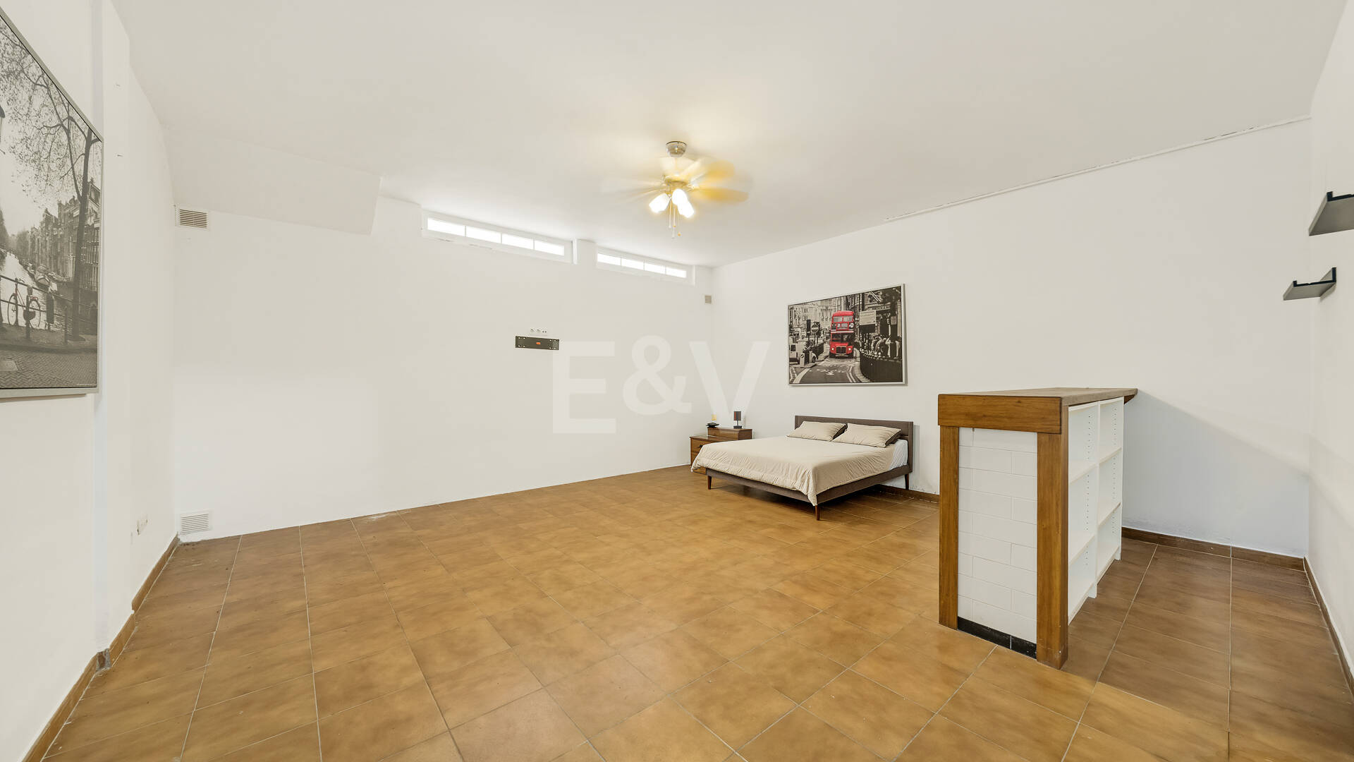 Amplia casa adosada en esquina con potencial de inversión en Arco Iris, Milla de Oro de Marbella