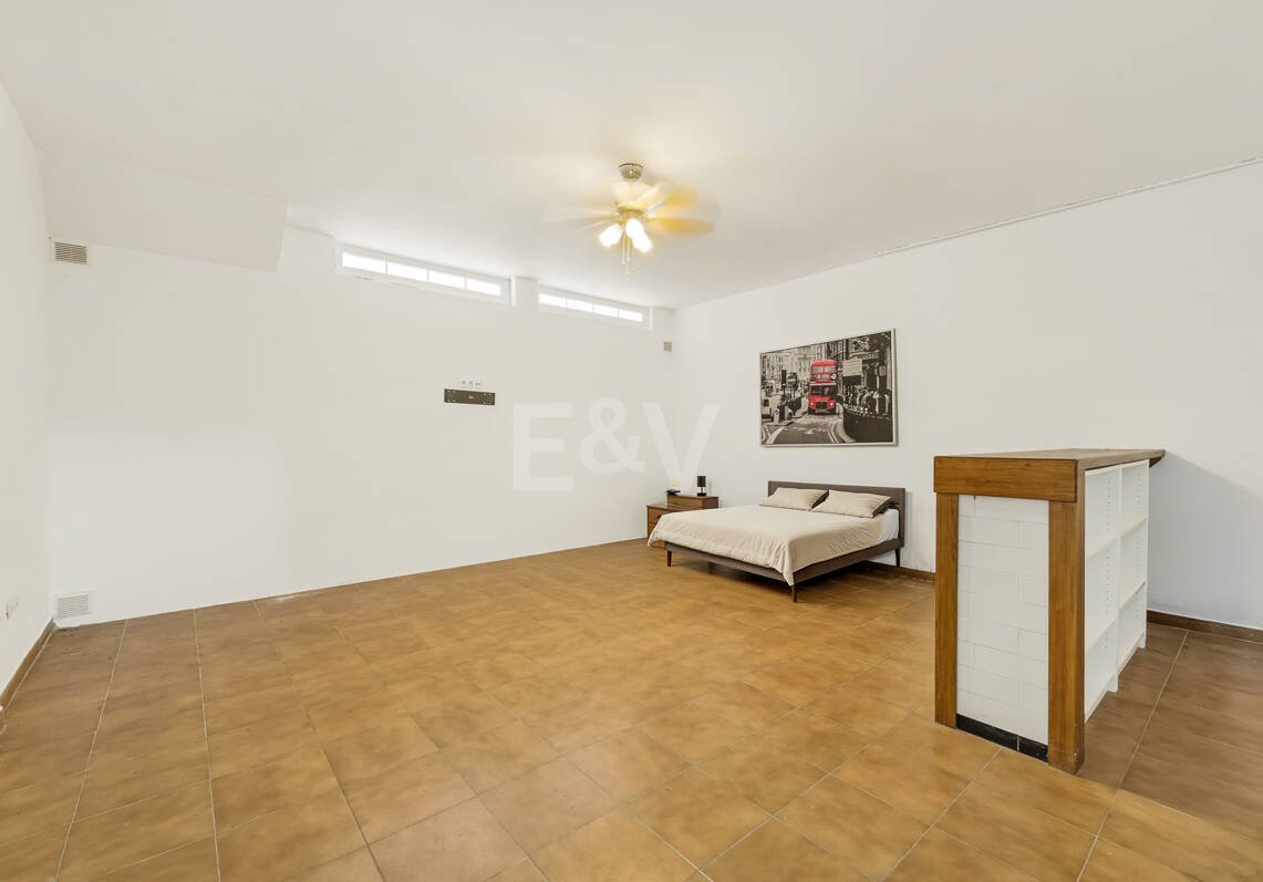Amplia casa adosada en esquina con potencial de inversión en Arco Iris, Milla de Oro de Marbella