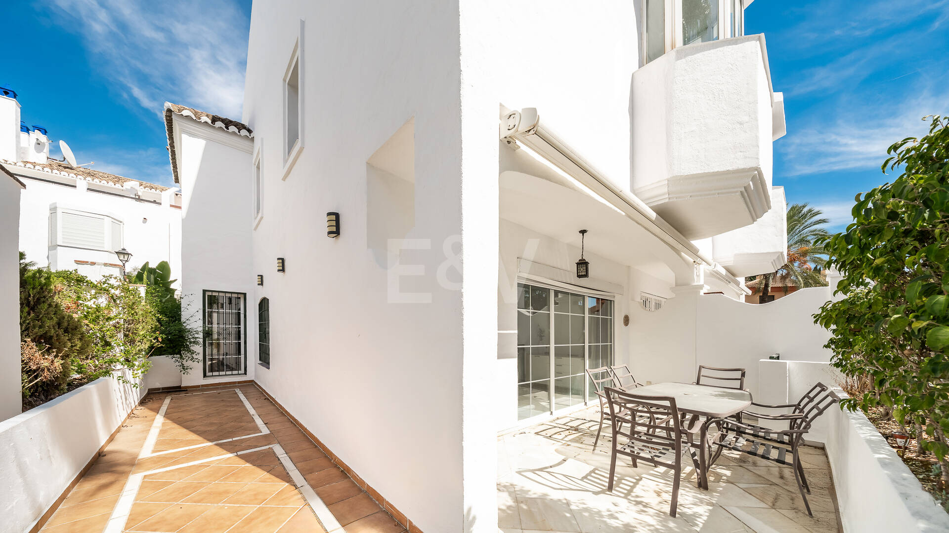 Amplia casa adosada en esquina con potencial de inversión en Arco Iris, Milla de Oro de Marbella