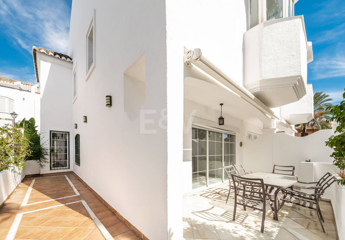 Amplia casa adosada en esquina con potencial de inversión en Arco Iris, Milla de Oro de Marbella