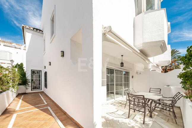Amplia casa adosada en esquina con potencial de inversión en Arco Iris, Milla de Oro de Marbella