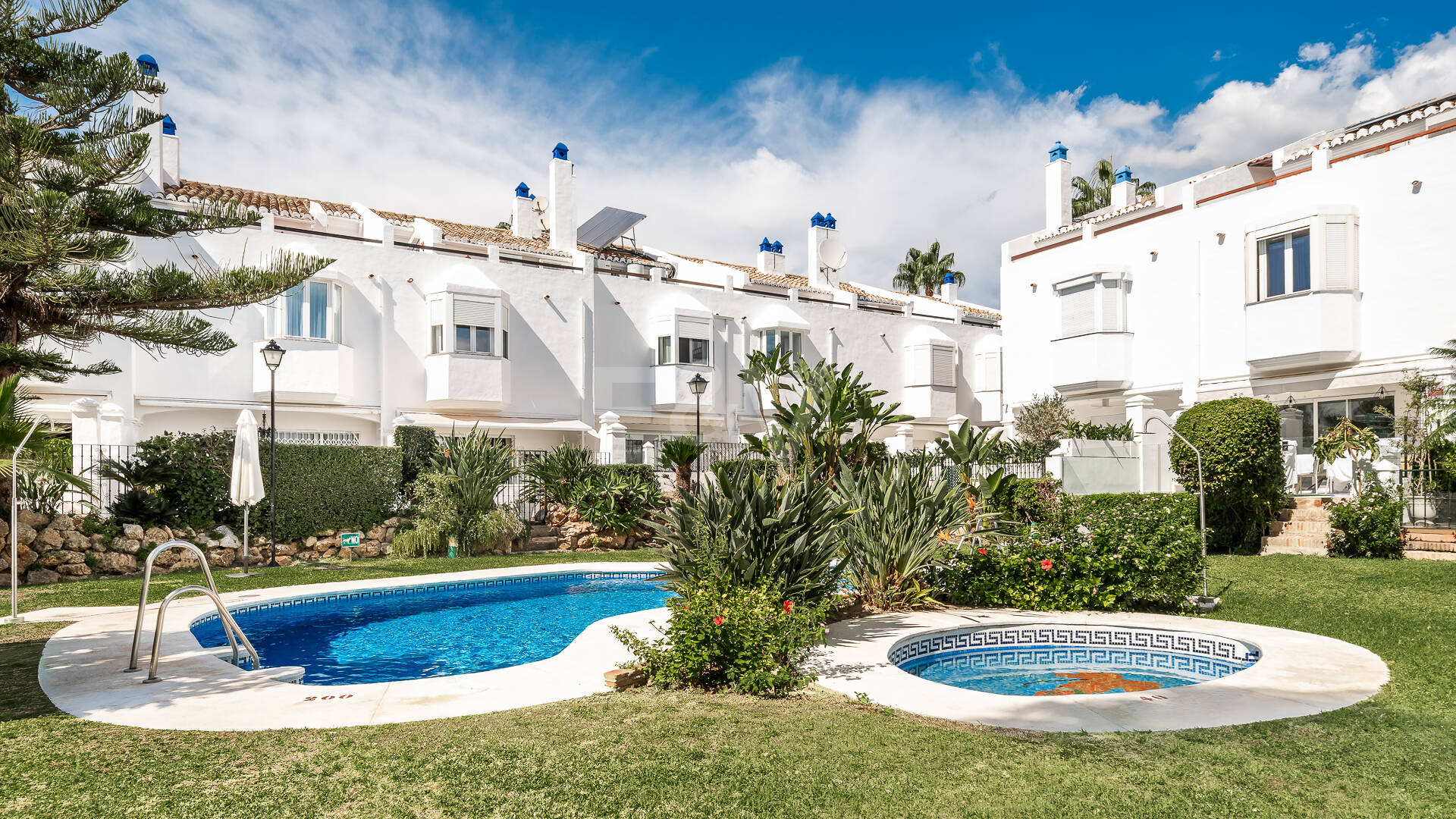 Amplia casa adosada en esquina con potencial de inversión en Arco Iris, Milla de Oro de Marbella