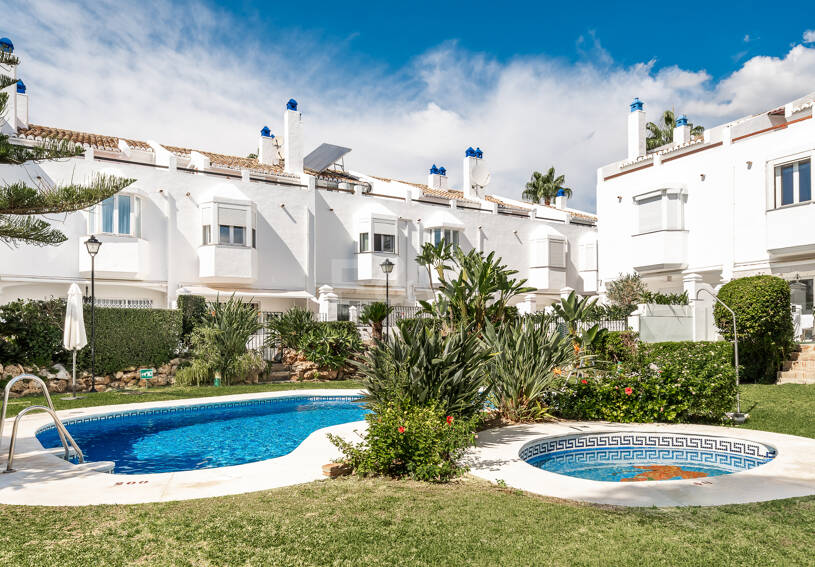 Amplia casa adosada en esquina con potencial de inversión en Arco Iris, Milla de Oro de Marbella