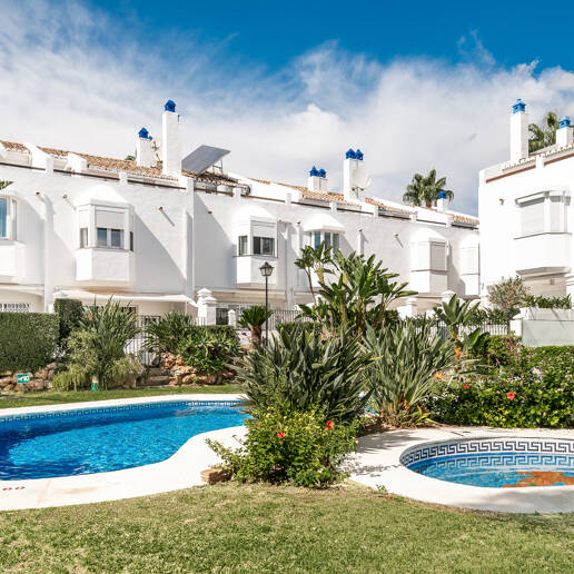 Amplia casa adosada en esquina con potencial de inversión en Arco Iris, Milla de Oro de Marbella
