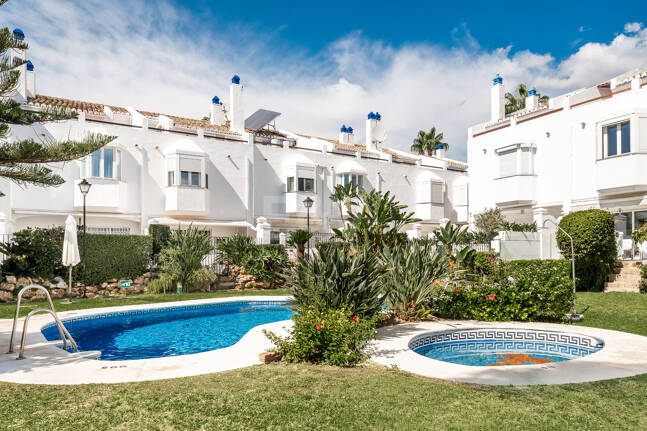 Amplia casa adosada en esquina con potencial de inversión en Arco Iris, Milla de Oro de Marbella