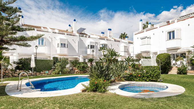 Amplia casa adosada en esquina con potencial de inversión en Arco Iris, Milla de Oro de Marbella