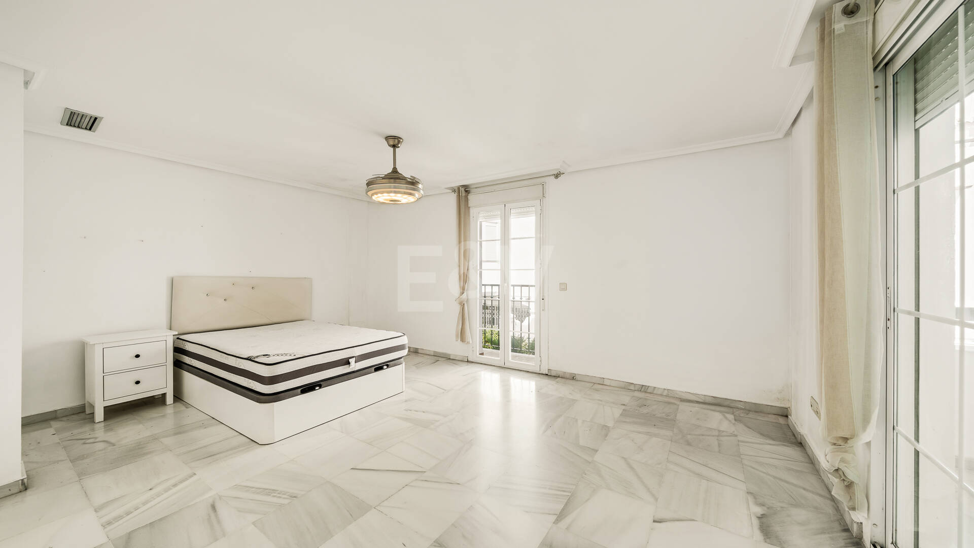 Amplia casa adosada en esquina con potencial de inversión en Arco Iris, Milla de Oro de Marbella
