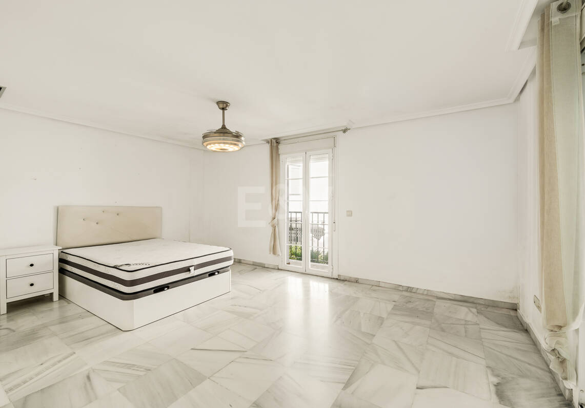 Amplia casa adosada en esquina con potencial de inversión en Arco Iris, Milla de Oro de Marbella