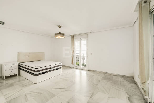 Amplia casa adosada en esquina con potencial de inversión en Arco Iris, Milla de Oro de Marbella