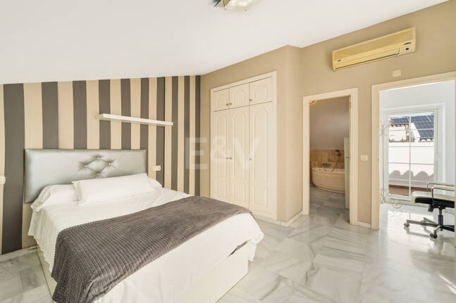 Amplia casa adosada en esquina con potencial de inversión en Arco Iris, Milla de Oro de Marbella
