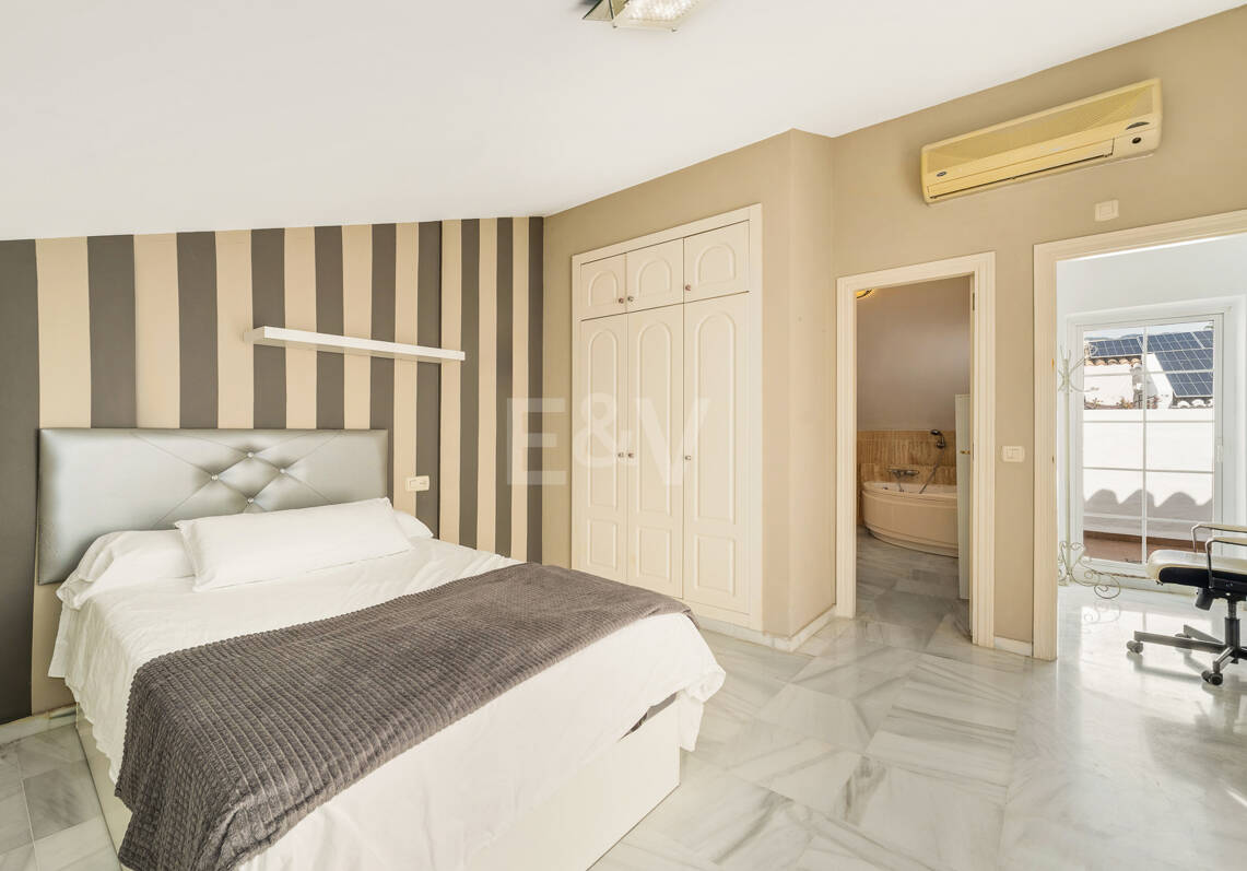 Amplia casa adosada en esquina con potencial de inversión en Arco Iris, Milla de Oro de Marbella