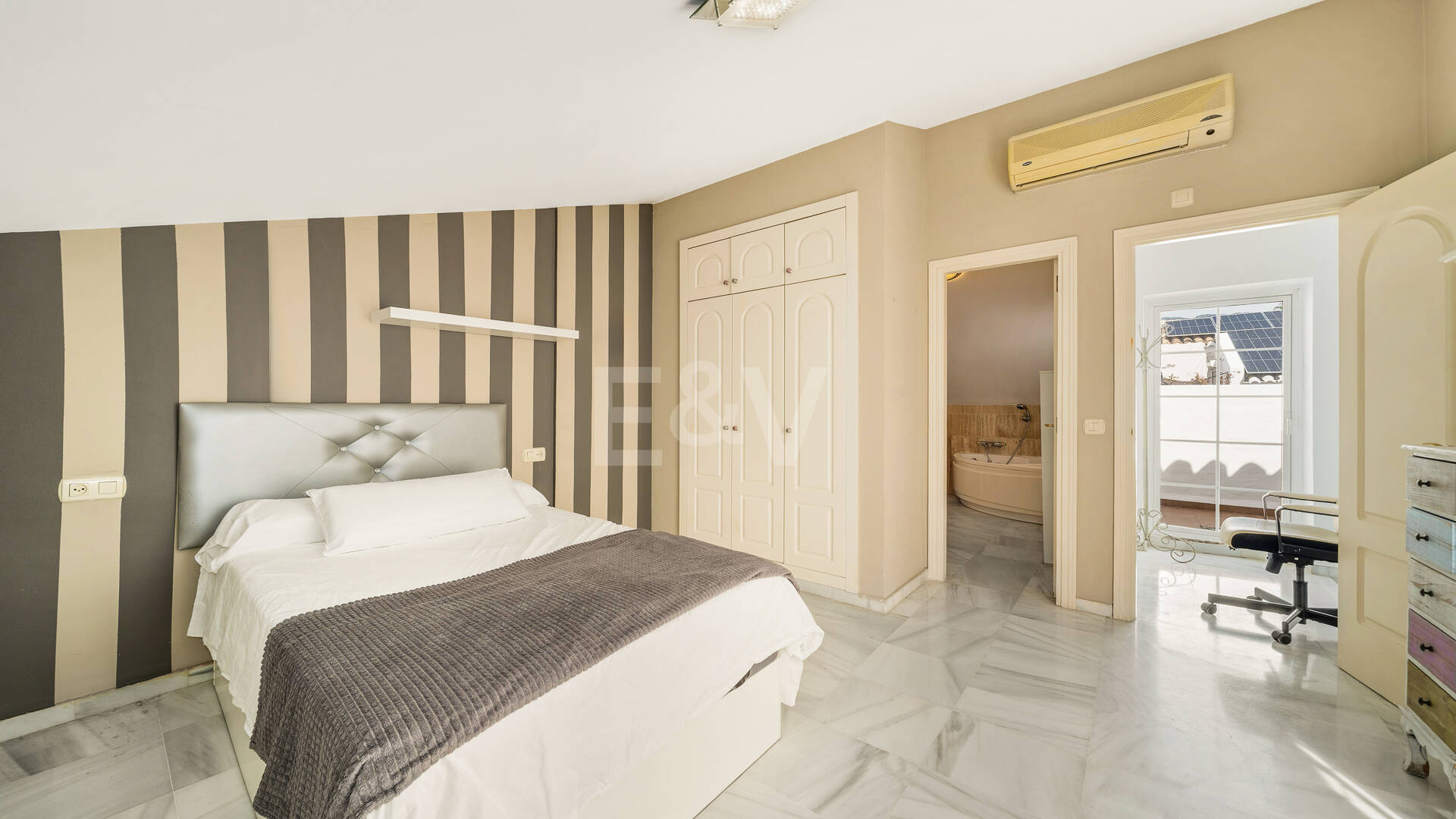 Amplia casa adosada en esquina con potencial de inversión en Arco Iris, Milla de Oro de Marbella
