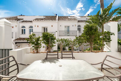 Amplia casa adosada en esquina con potencial de inversión en Arco Iris, Milla de Oro de Marbella