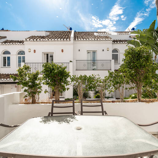 Amplia casa adosada en esquina con potencial de inversión en Arco Iris, Milla de Oro de Marbella